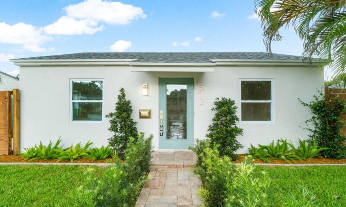 Pinewood Park House | Luxury 3BR Retreat King Suite + Private Studio