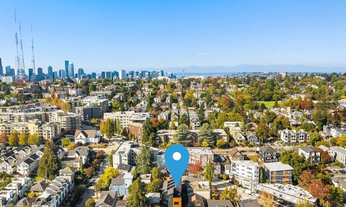 Mann House | Luxury 3BR Townhome near Central Seattle