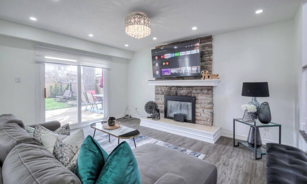 Innisfil House | Luxury 3BR Villa