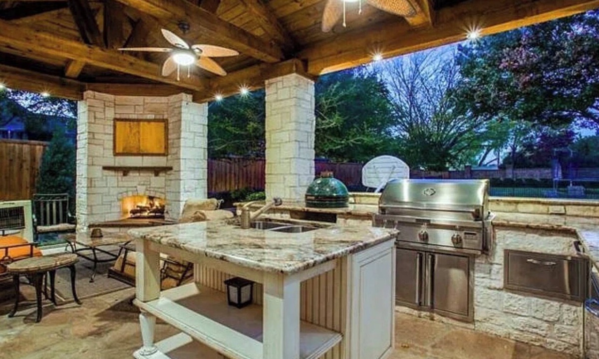Colleyville House | Luxury 4,300 SqFt Home Sleeps 12 Outdoor Kitchen & Patio with Large Pool