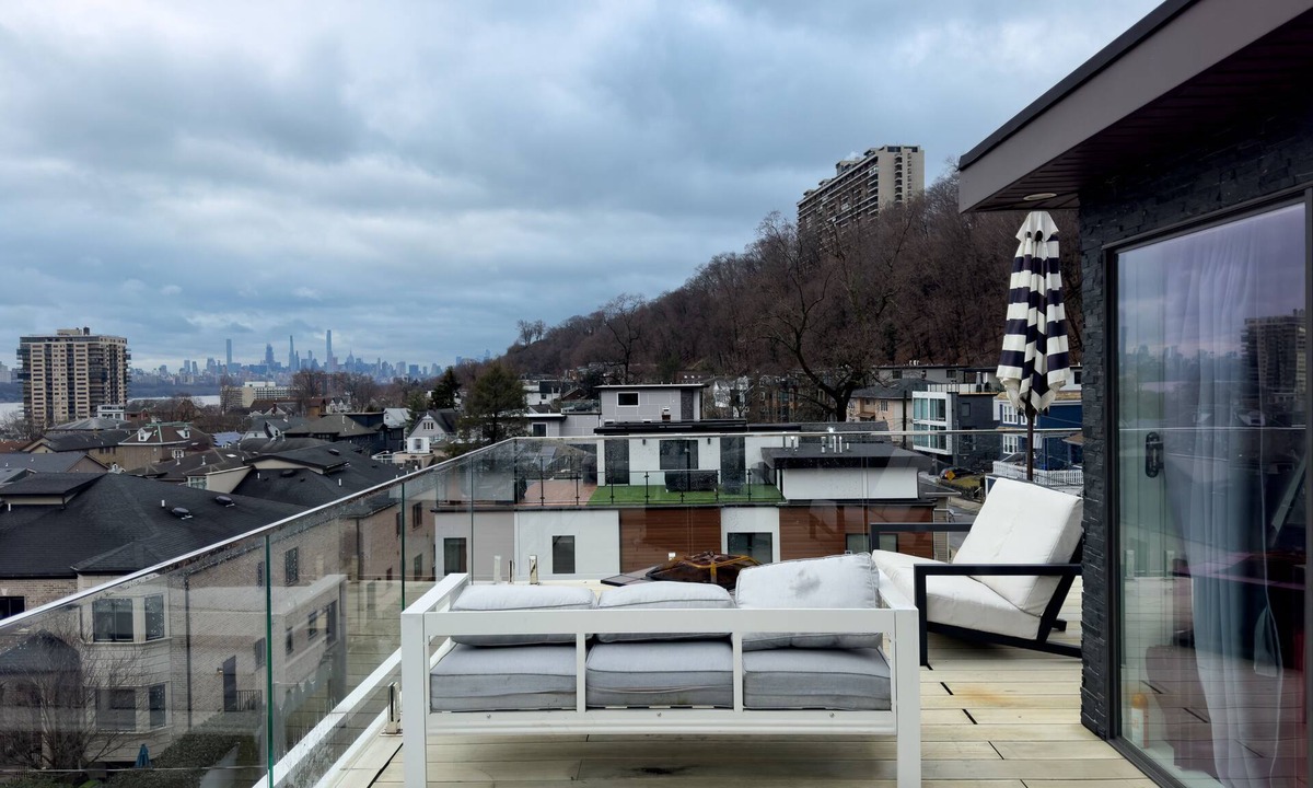 Edgewater House | Luxury 4-BD w/Rooftop Deck. Steps 2 NYC Views!