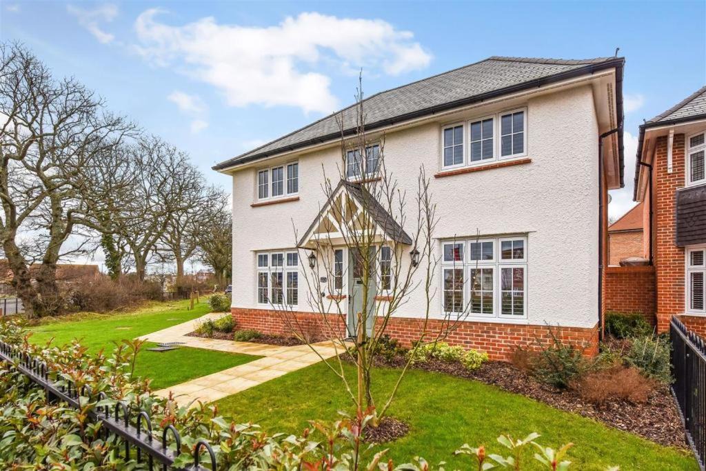 Waterlooville Villa | Luxury 4 Bedroom Detached House