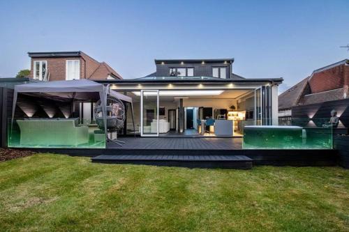 Hillingdon House | Luxury 4-Bedroom High-End Home, Includes Jacuzzi and Pool Table