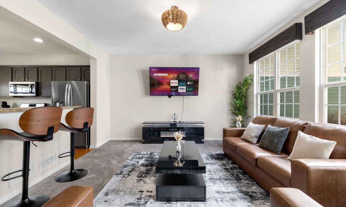 Plato Center House | Luxury 4 Bedroom Home Elgin