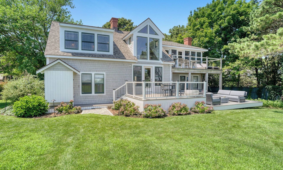 Oak Bluffs House | Luxury 4-Bedroom Property with Private Beach on Seaview Ave in Oak Bluffs
