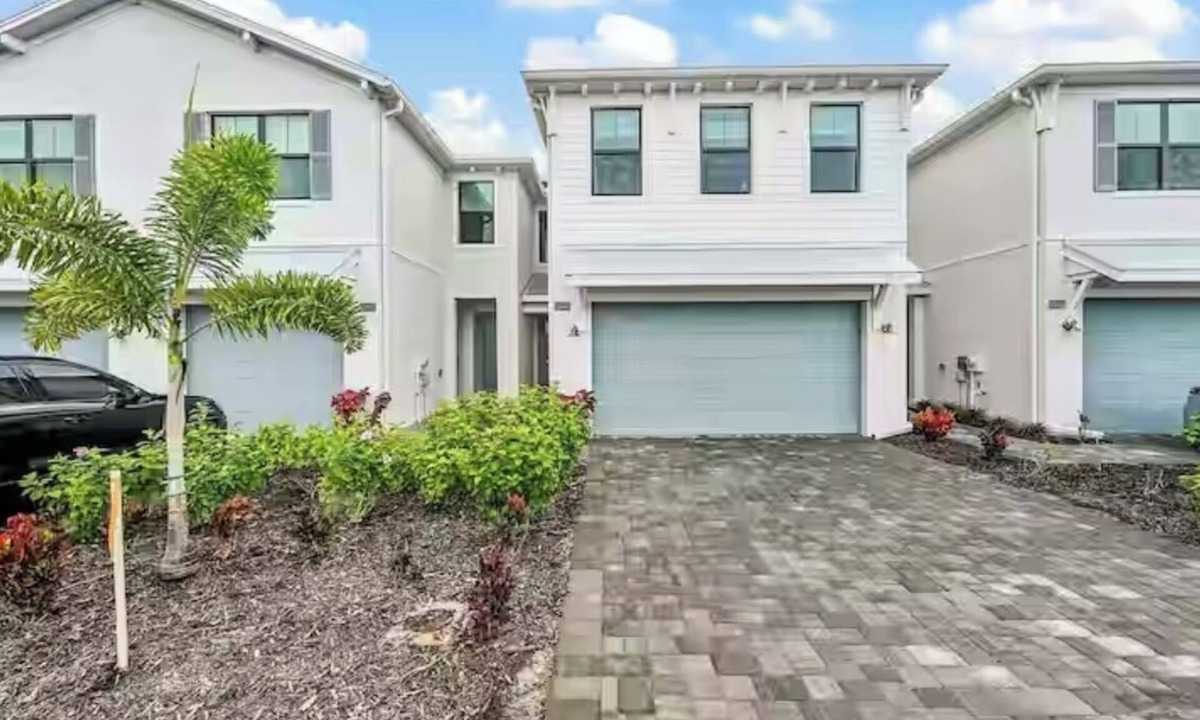 Naples House | Luxury 4-bedroom townhome in beautiful Naples with Pool