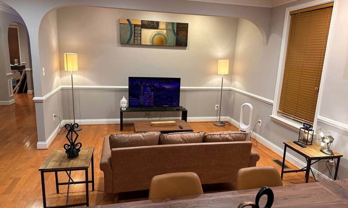 Nauck House | Luxury 4 BR 2.5 Baths Upper Level Unit: Nonsmoking