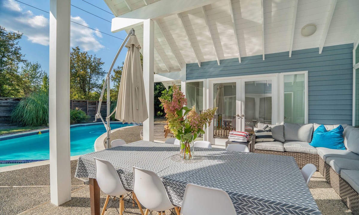 Clyde Hill House | Luxury 4 BR Executive Home, Heated Pool, Pet ok, Quiet + Safe Clyde Hill, June %