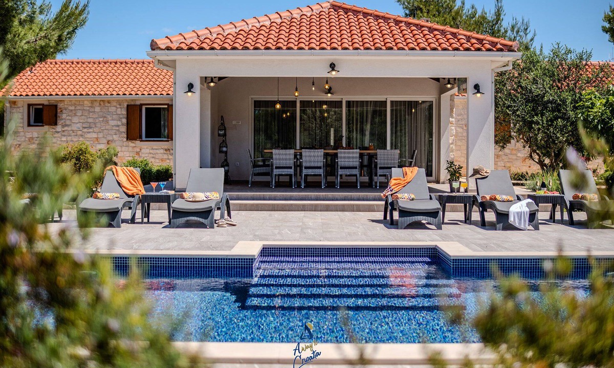 Milna (Brac) Villa | Luxury 4-BR Villa for 10 Heated Saltwater Pool