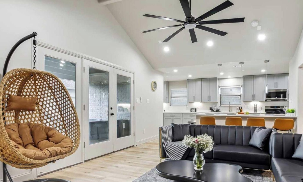 Westbury House | Luxury 4Bd 2Ba w Hot-Tub & Cinema Room - 14 guest