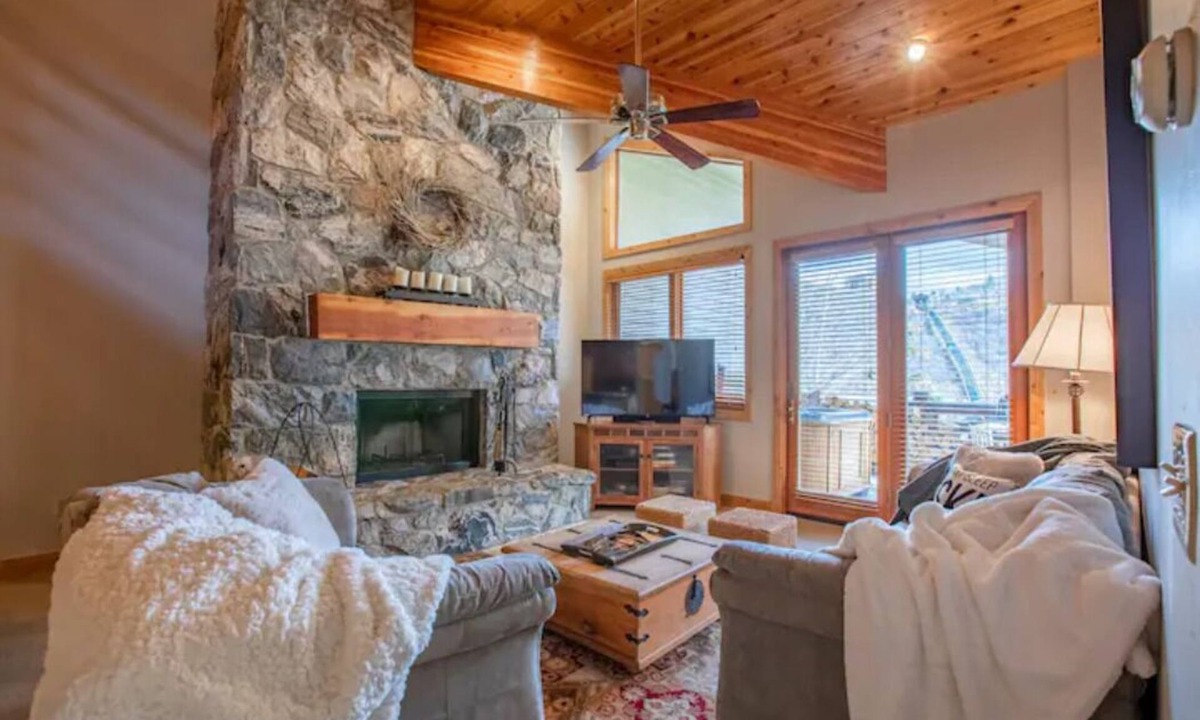 Saussan Condo | Luxury 4bd/5 bath - Deer Valley -Mnt Bikers Dream!