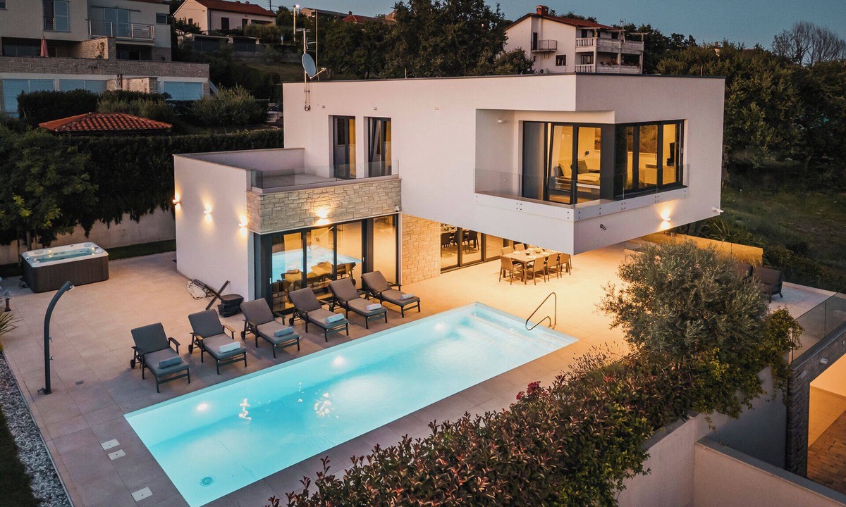 Brnobici Villa | Luxury 4BD villa for 8 with pool, jacuzzi, sauna, gym, bocci and basketball