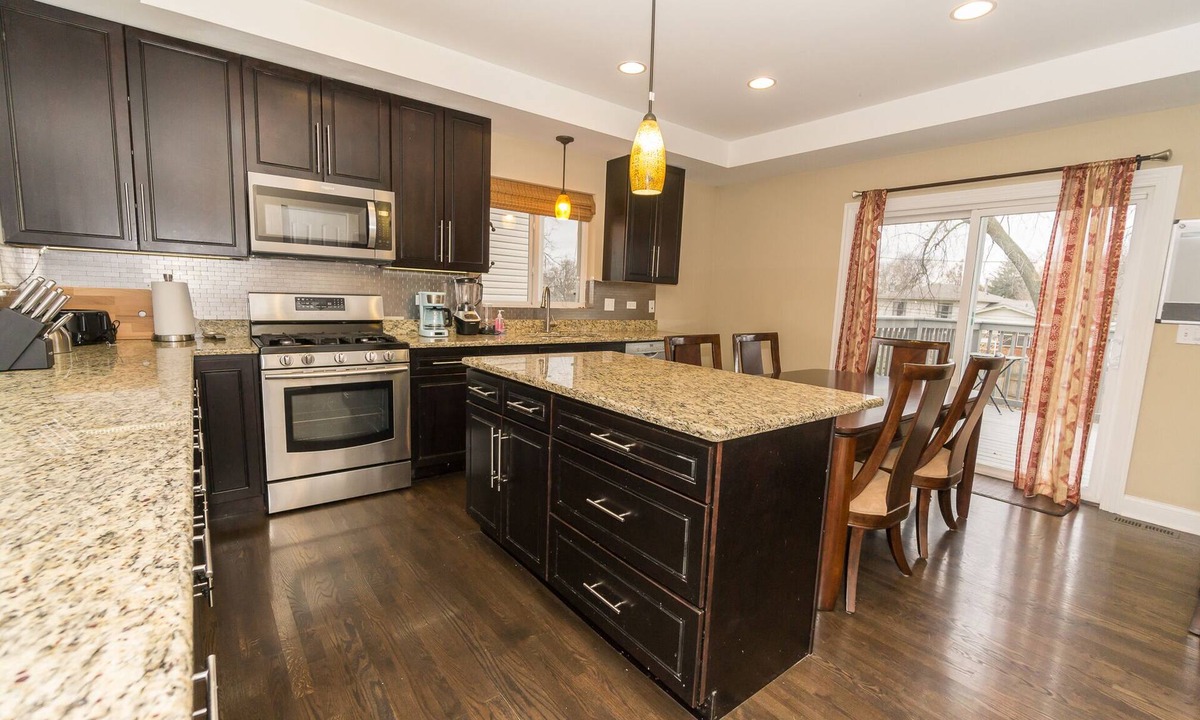 Bensenville House | Luxury 4BR, 3BA, Game Rm Near O’Hare & Down Town Free Parking