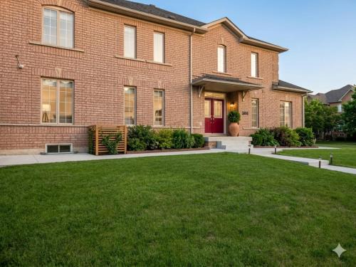 Churchill Meadows House | Luxury 4BR Family Home, Sleeps 8 plus Private Fence