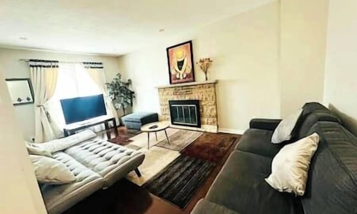 Hurontario House | Luxury 4BR Home Near Square One, with King Bed