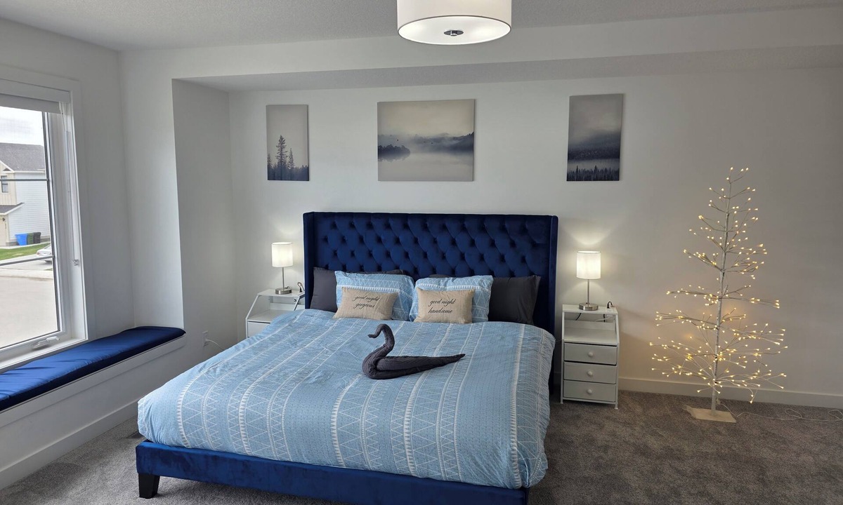 Southeast Calgary House | Luxury 4BR Home | Near Calgary Downtown & Parks