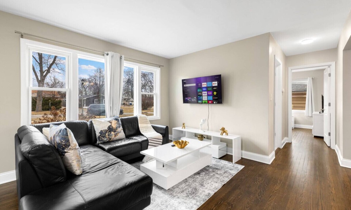 Elmhurst House | Luxury 4BR Home w/Pool Table &Beautiful Kitchen