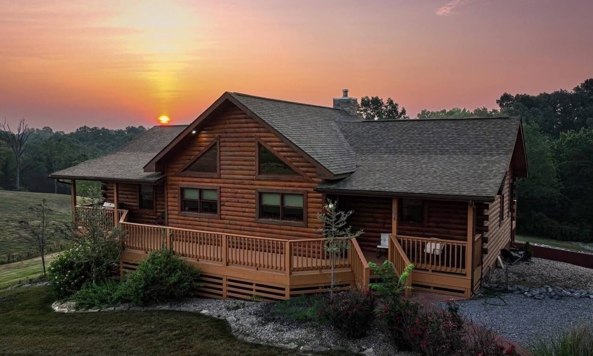 Makanda Cabin | Luxury 4BR Log Cabin Near SIU & Wine Trail
