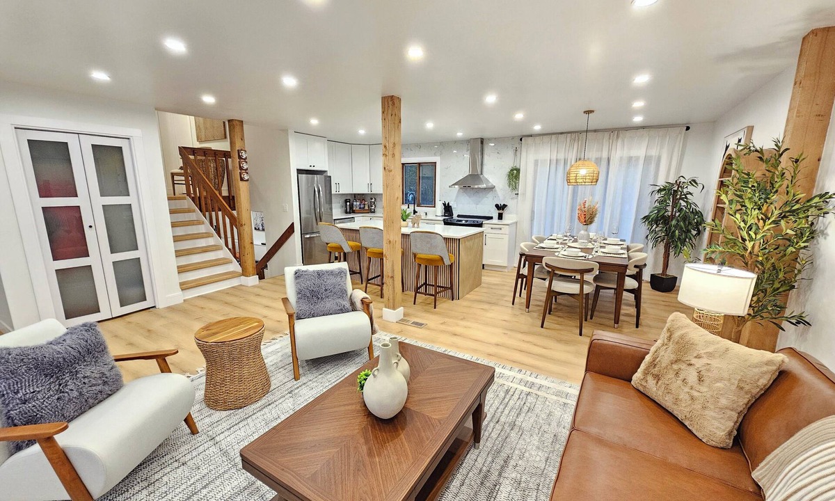 Waukegan House | Luxury 4BR near Six Flags & Naval Base
