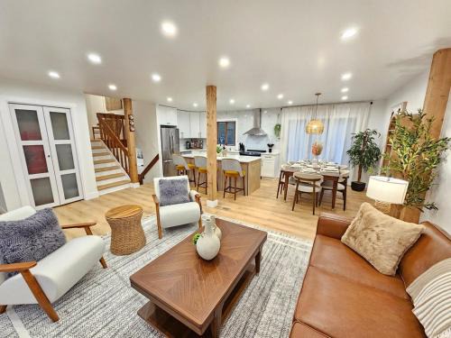 Waukegan Villa | Luxury 4BR near Six Flags & Naval Base