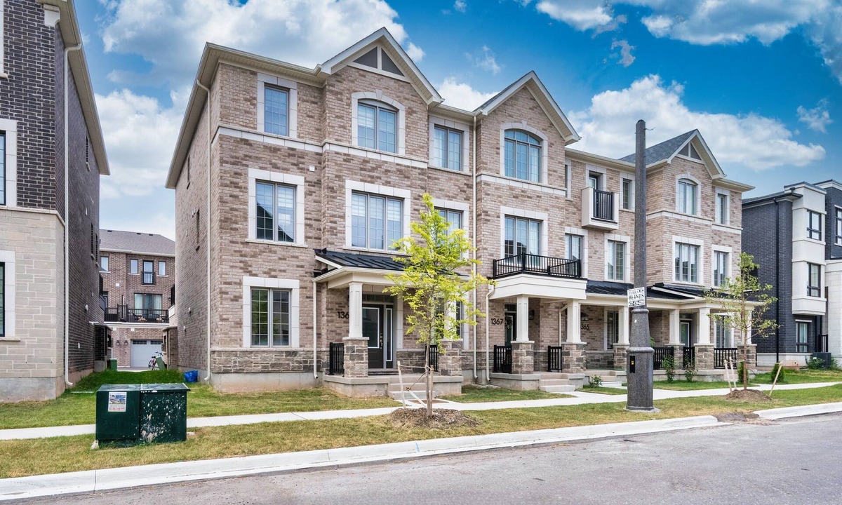 Oakville House | Luxury 4BR Oakville Townhome + 3 Free Parking