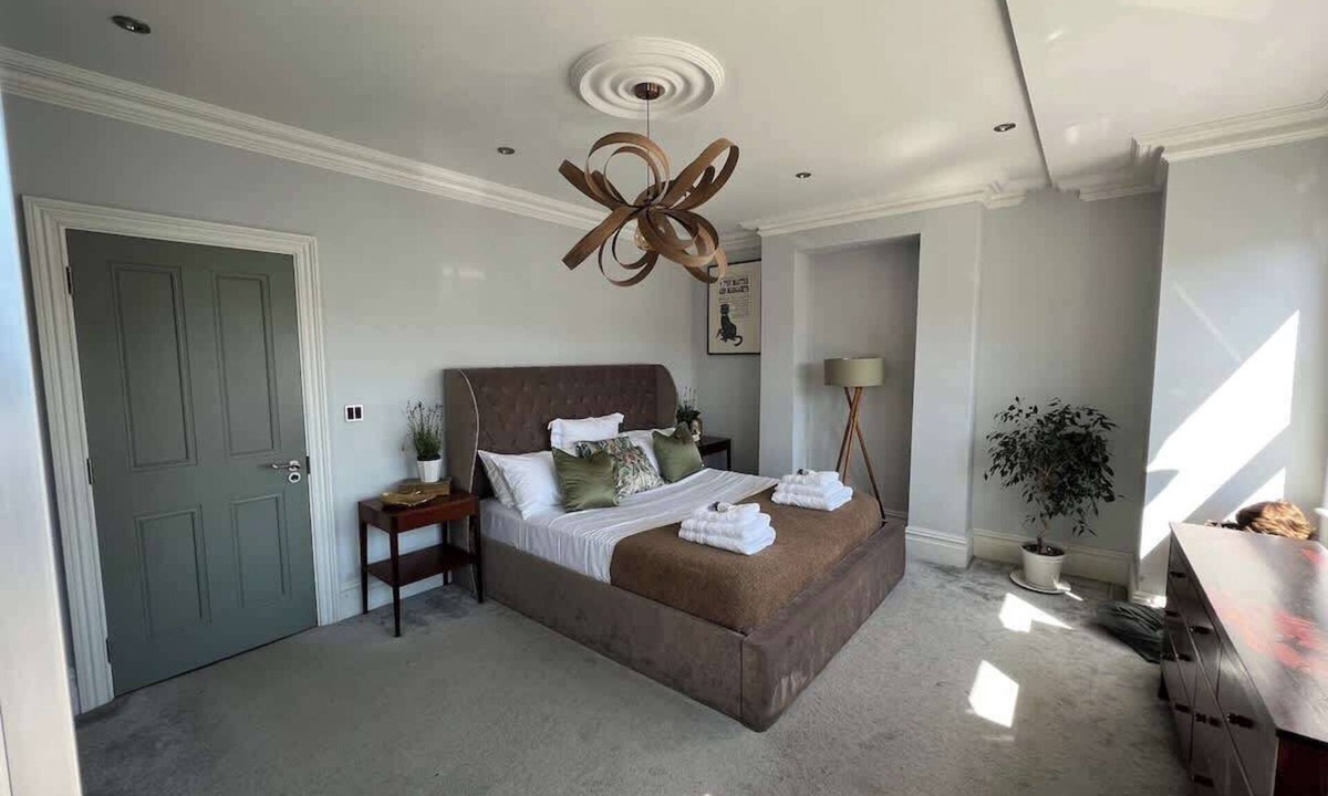 Streatham Condo | Luxury 4BR Smart Home - Garden - Designer Kitchen