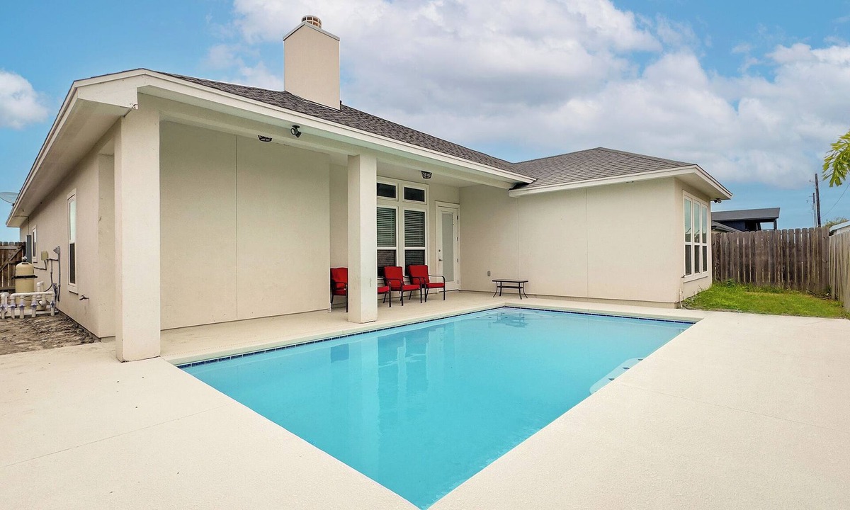 South Side House | Luxury 4BR South CC! 15 Min to Beach, Fast WiFi, 6 Beds & Fireplace!