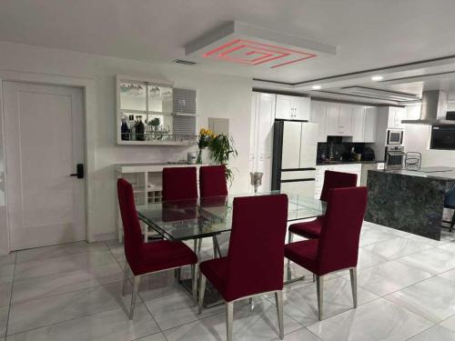 Tamiami Apartment | Luxury 4BR Villa Hot Tubs Billiard & Private Gym