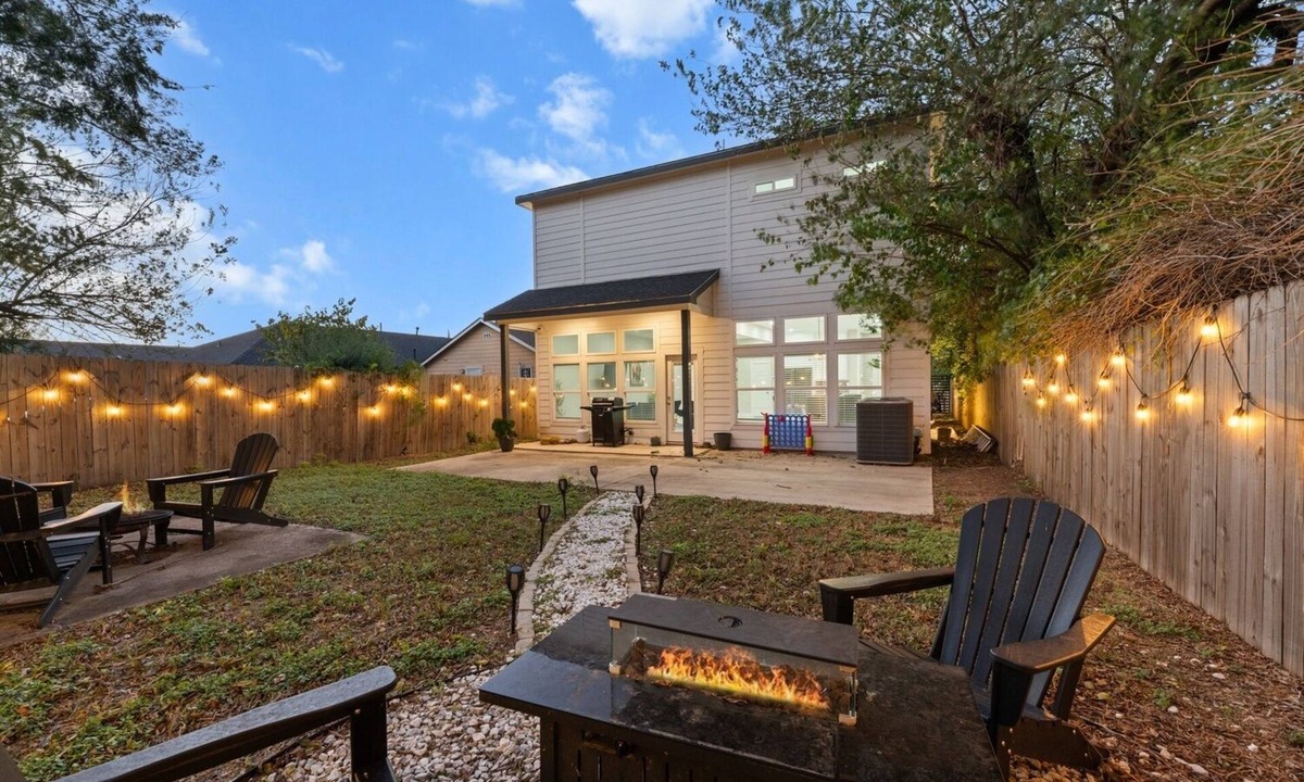 West Dallas House | Luxury 4BR w/Firepit & Fenced Yard Near DT