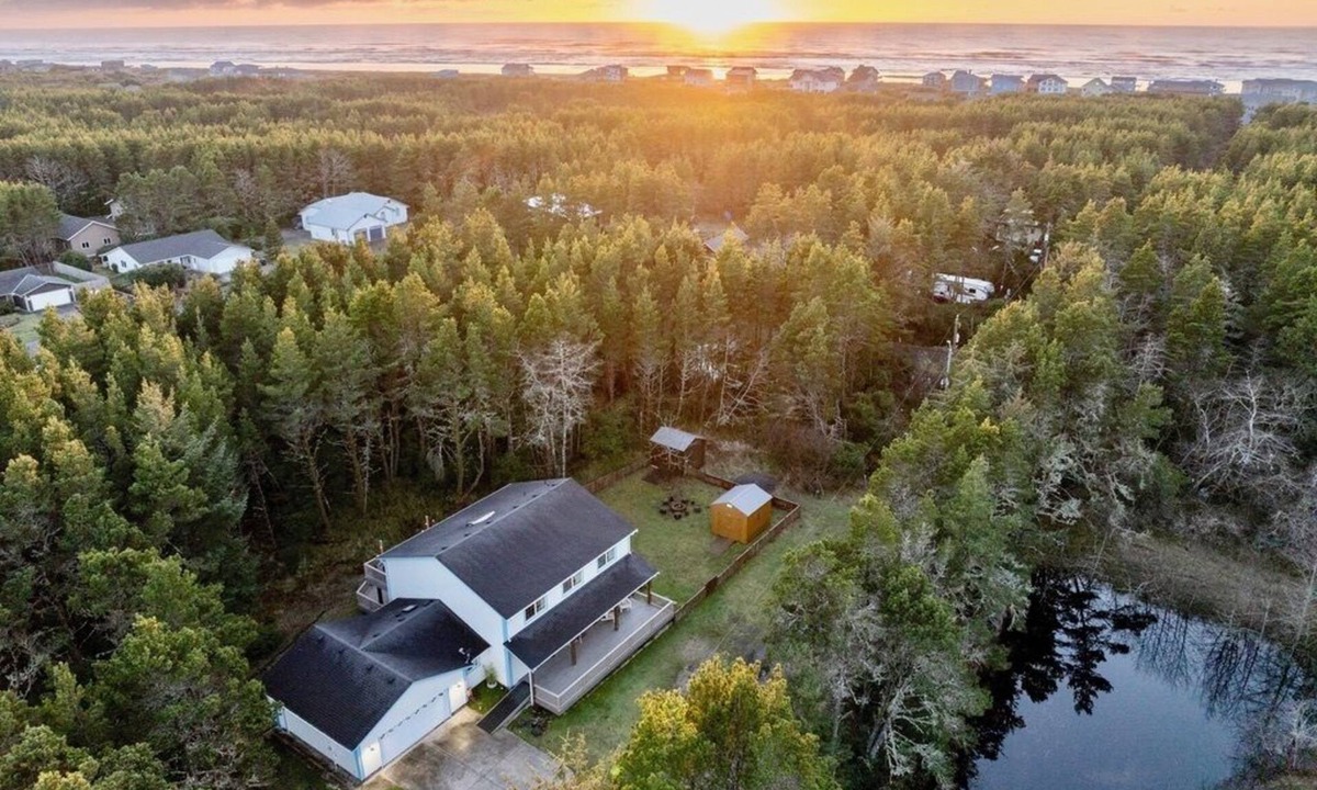 Westport House | Luxury 5 bdrm | lighthouse view | dog friendly, ADA accessible