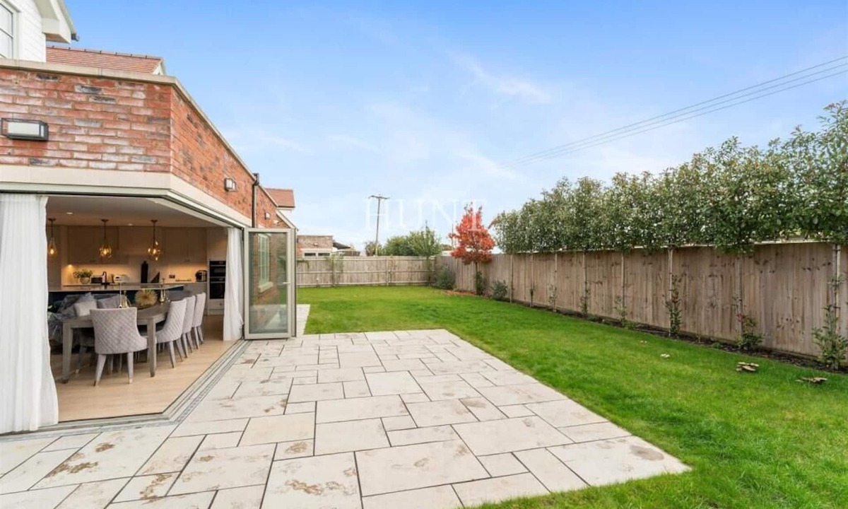 Waltham Abbey House | Luxury 5 Bed Gated Home in High Beech