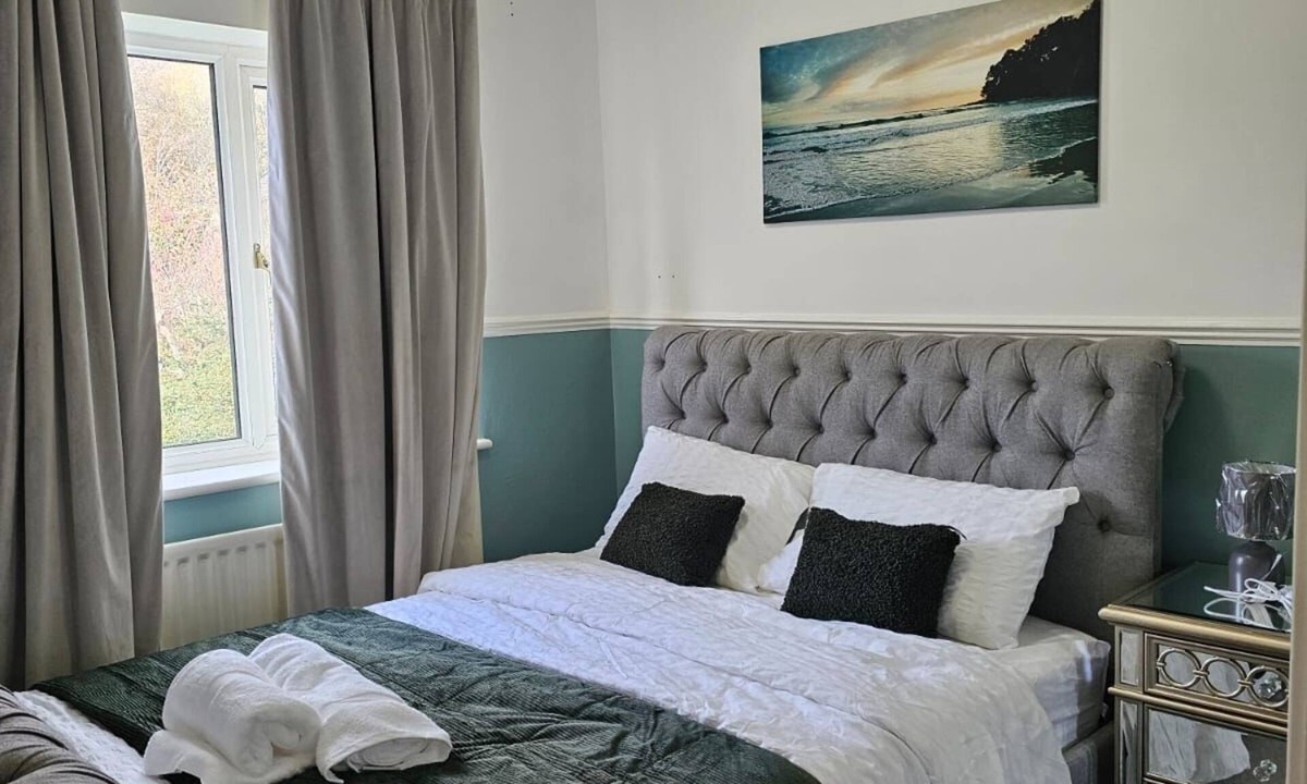 Solihull House | Luxury 5-bed Home Private Parking Birmingham