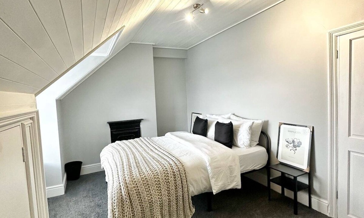 Salford Apartment | Luxury 5 bed salford home (free parking)