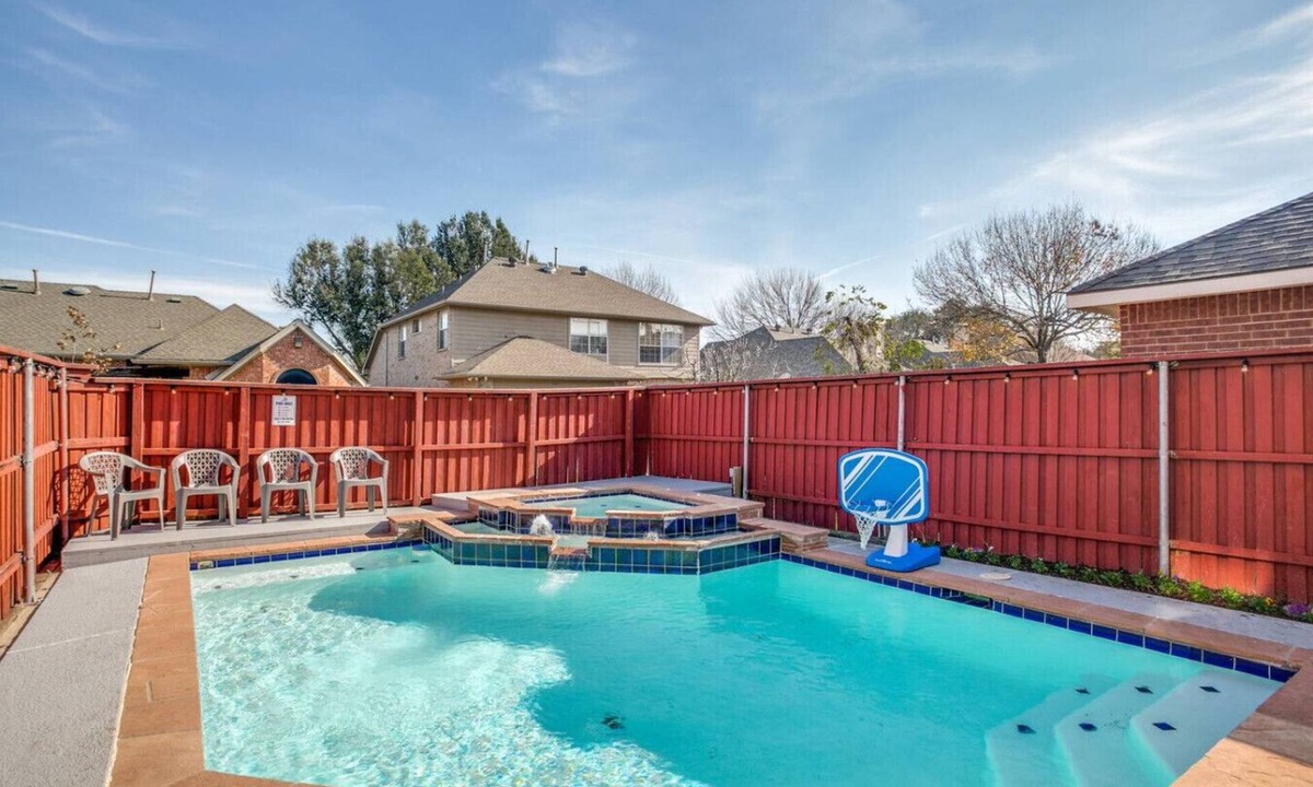 Plano House | Luxury 5 Bedroom, 3.5 Bathroom Pool Hot Tub