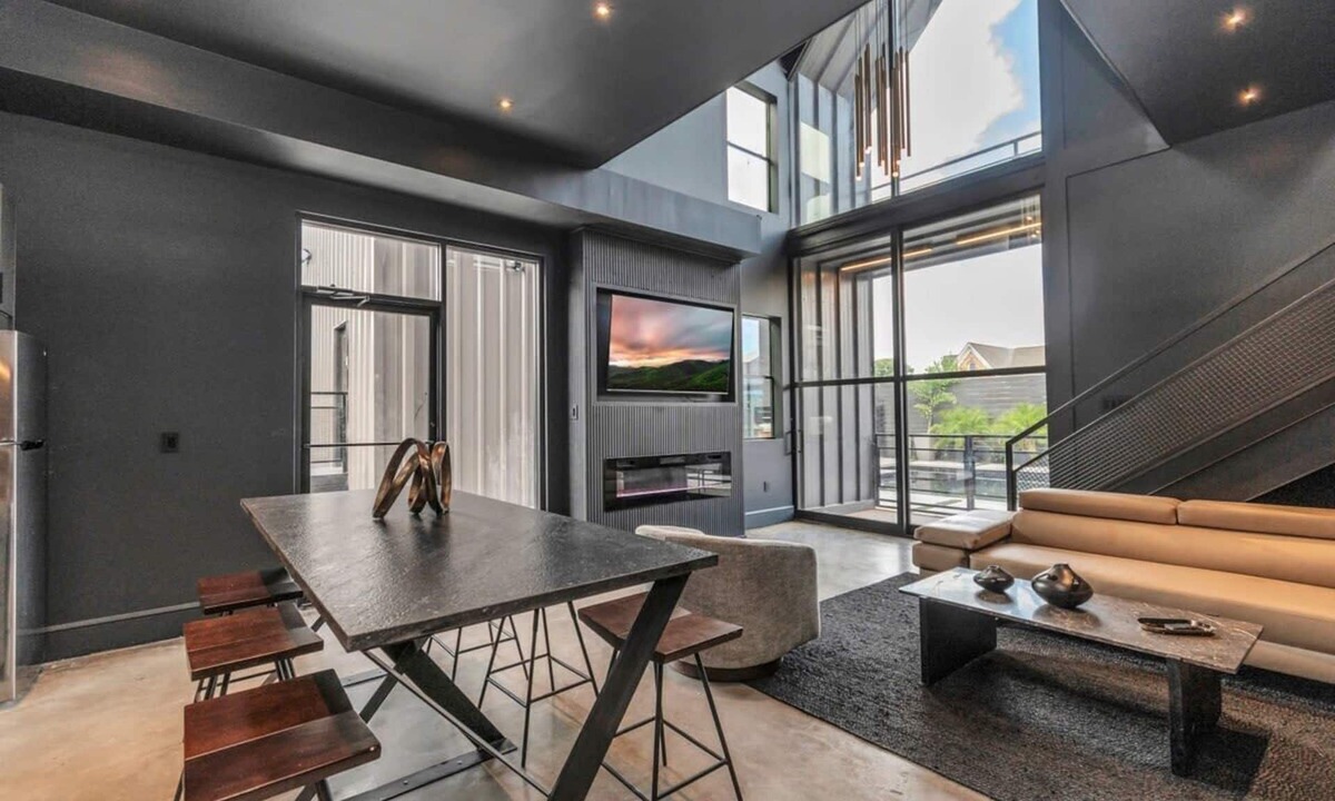 South Central Houston House | Luxury 5-Bedroom Oasis with Heated Pool