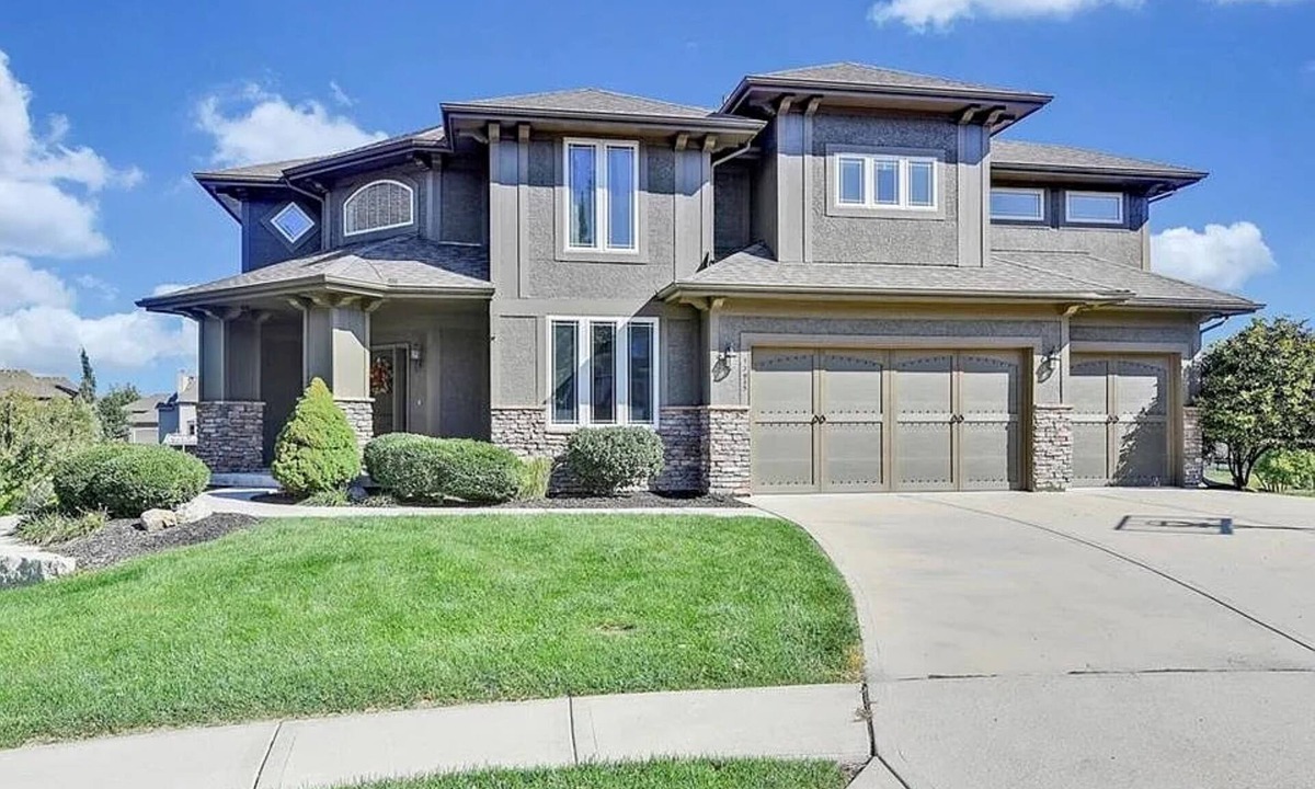 New Century House | Luxury 5-bedroom, screened porch, deck, patio, fenced yard, waterfront.
