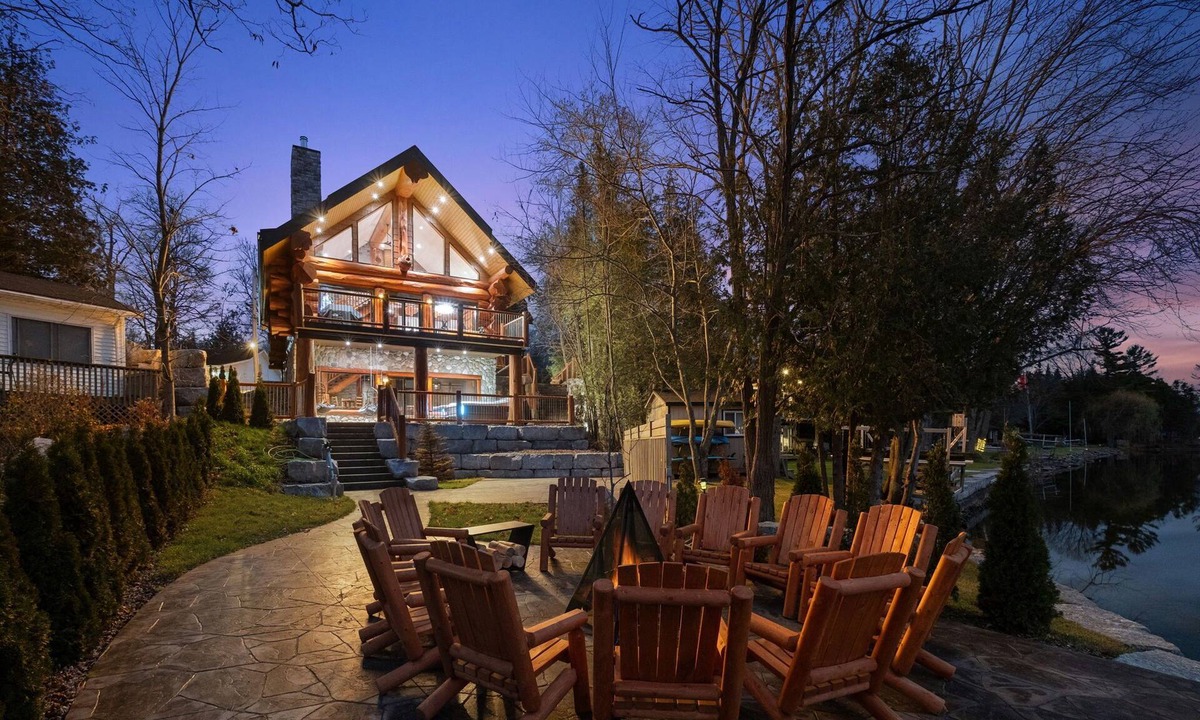 Trent Hills Cabin | Luxury 5-BR Waterfront Log Home w/Sauna, Hot Tub, Fireplace & Game Room