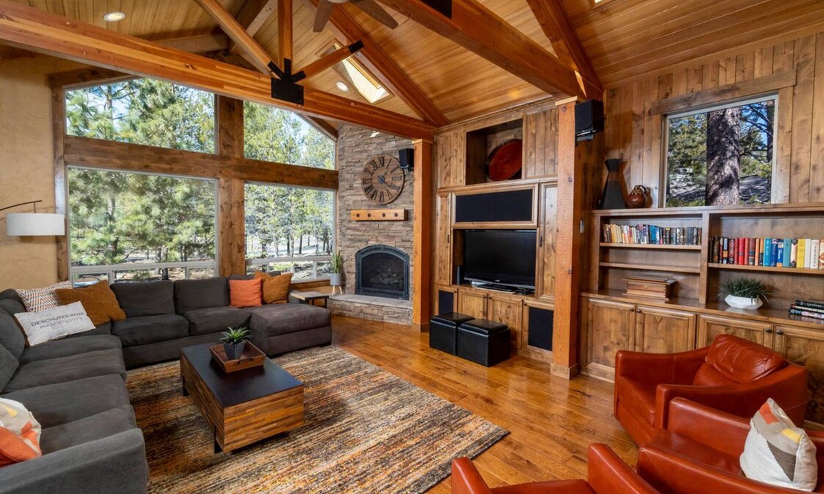 Sunriver House | Luxury, 5 On-Suites, Hot Tub, Ping Pong, Arcade, Pool Table, Free EV Charging!