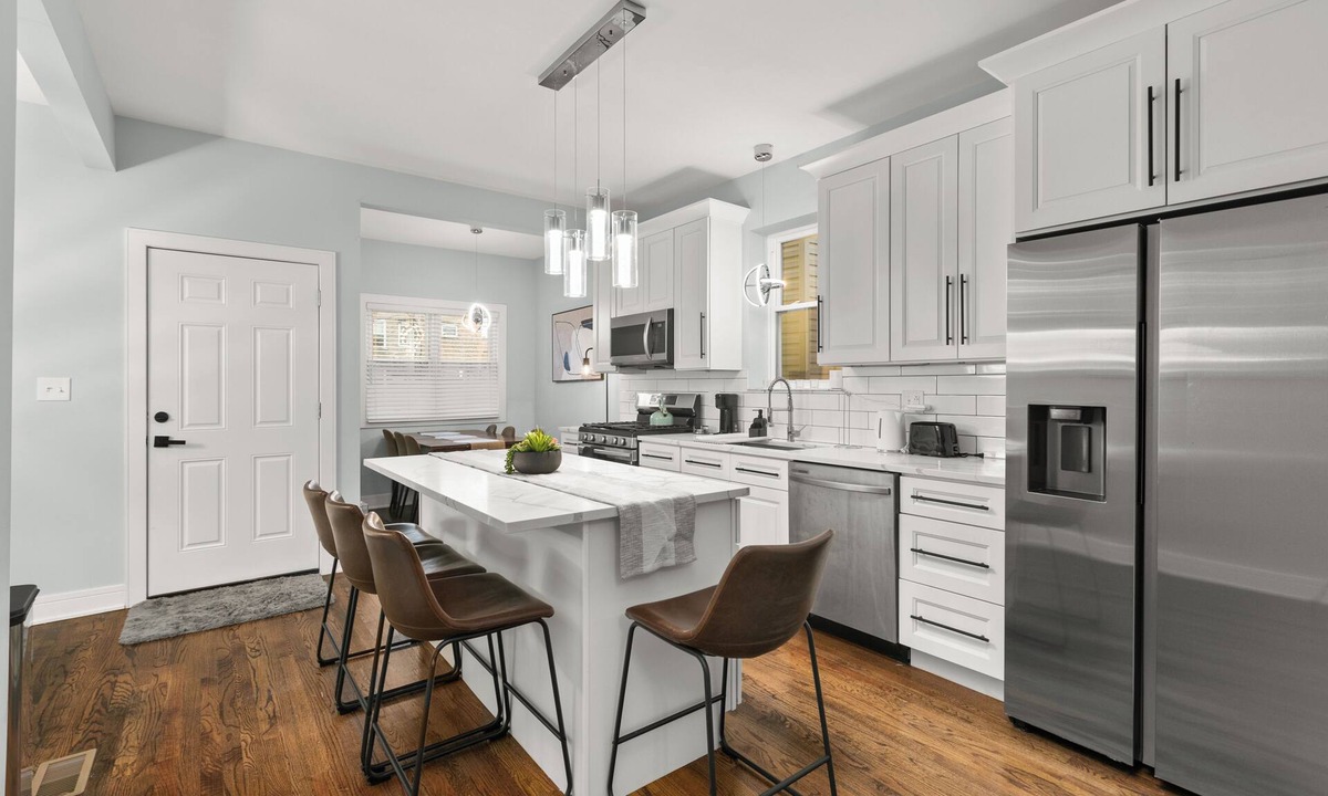 Cragin Apartment | Luxury 5Bed 2Bath Apt w/Parking