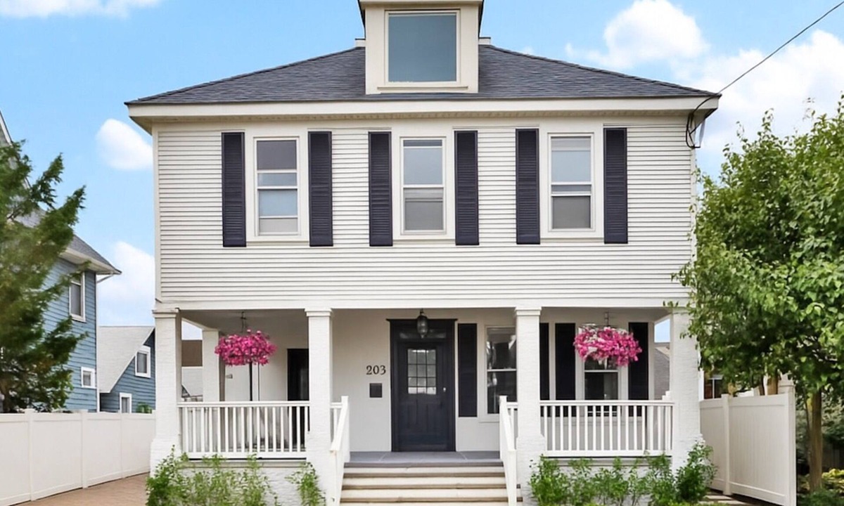 Wall House | Luxury 5BR - 1 Block from Beach