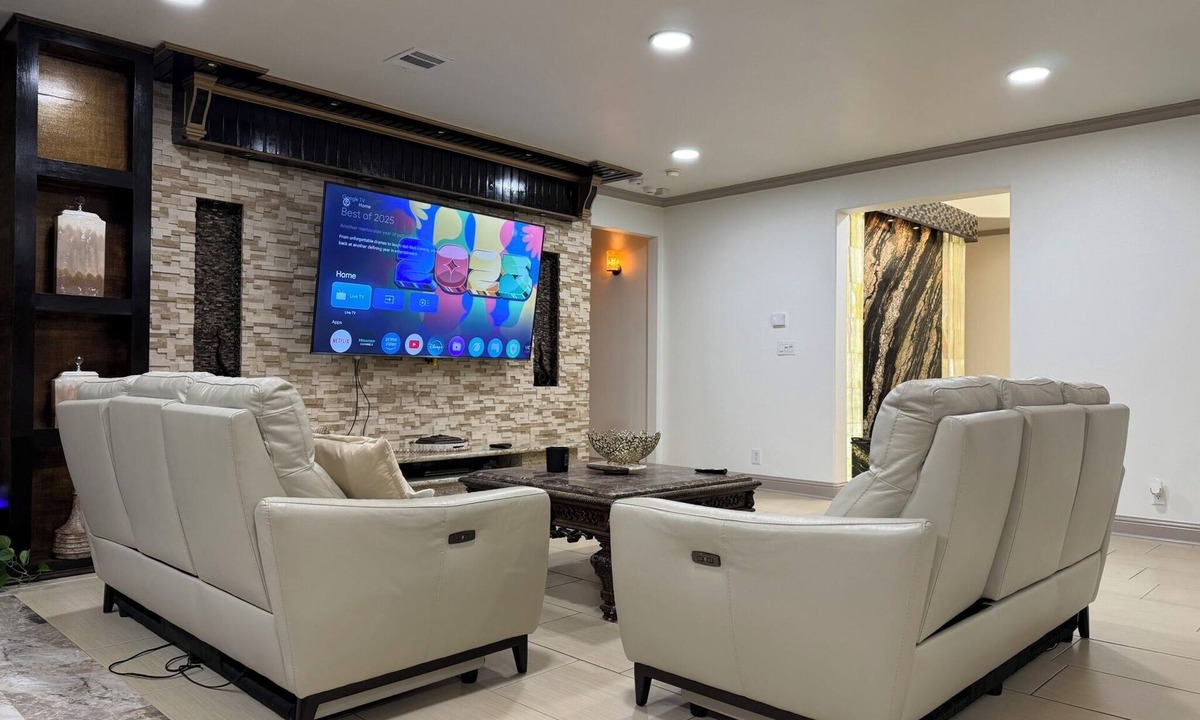 Stone Oak House | Luxury 5BR Clay Oak Retreat with 4 Baths and Gated Oasis