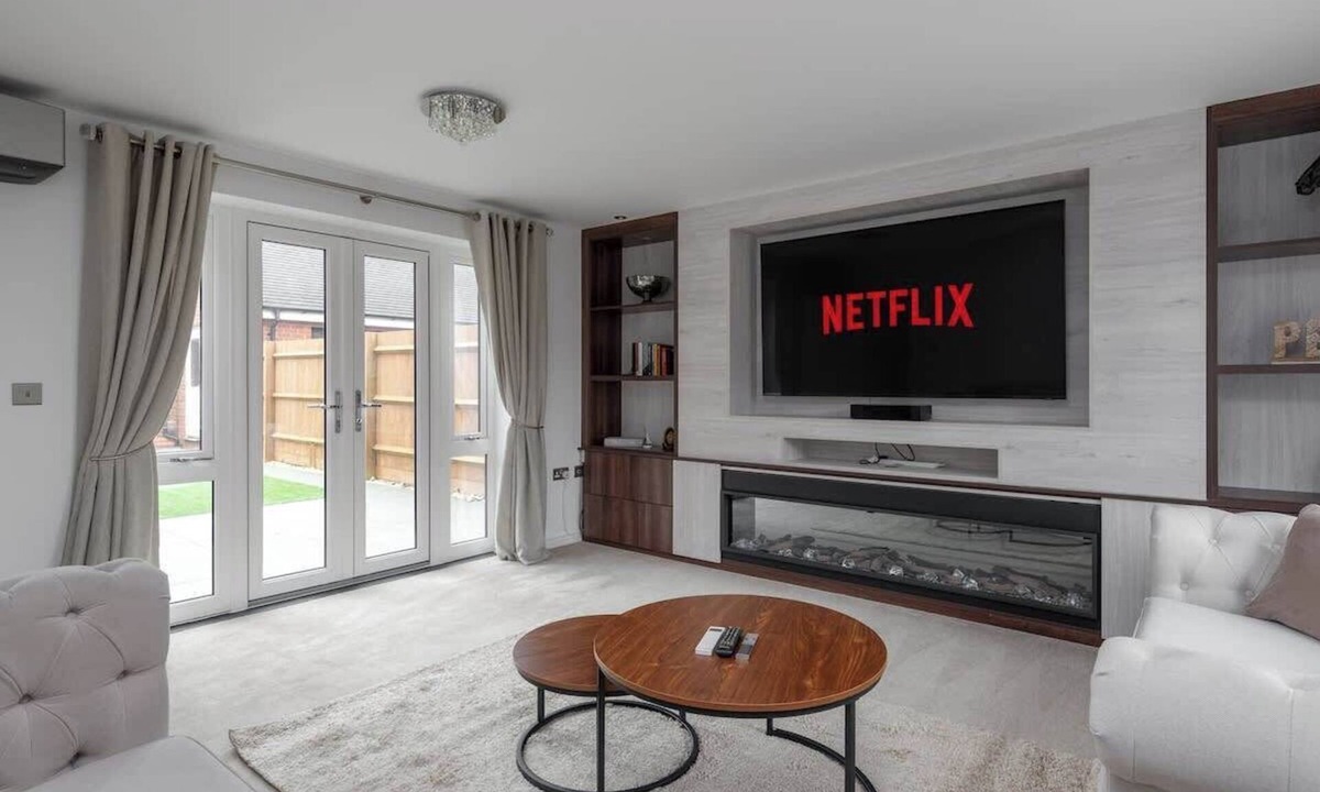 Bletchley House | Luxury 5BR Home+ Parking Sleeps 8 -Great Location