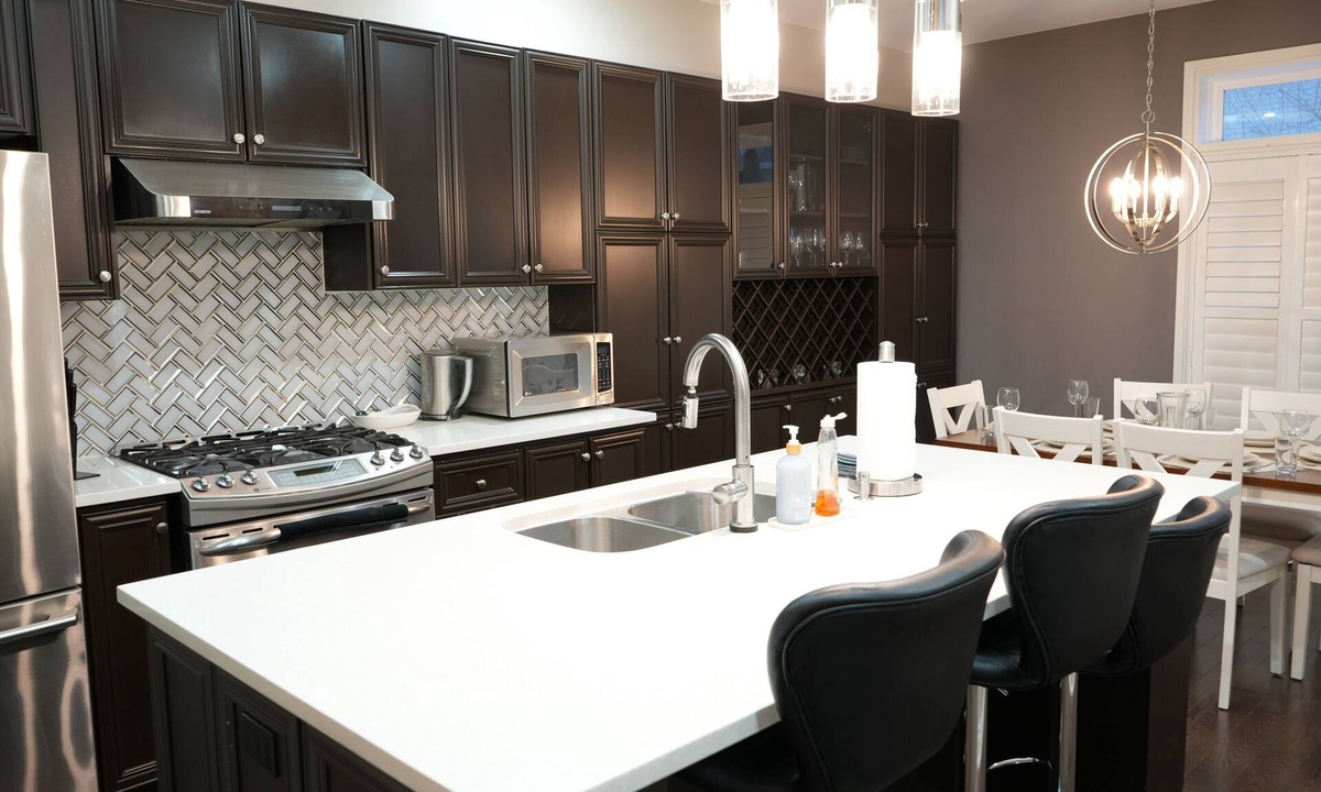 Burlington House | Luxury 5BR Home w/Spa Bath