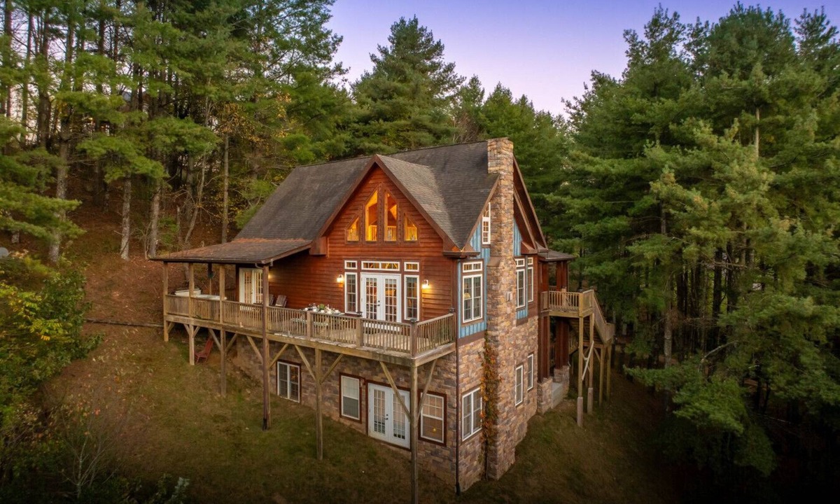 Vilas House | Luxury 5BR Home with Hot Tub, Game Room and Views