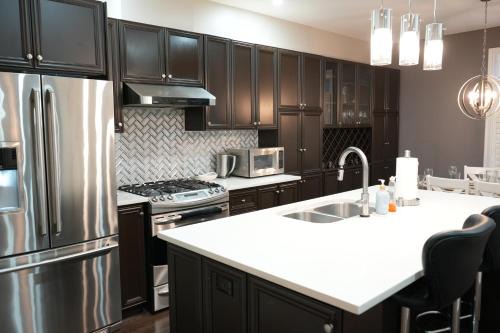 Burlington Villa | Luxury 5BR Home with Spa Bath