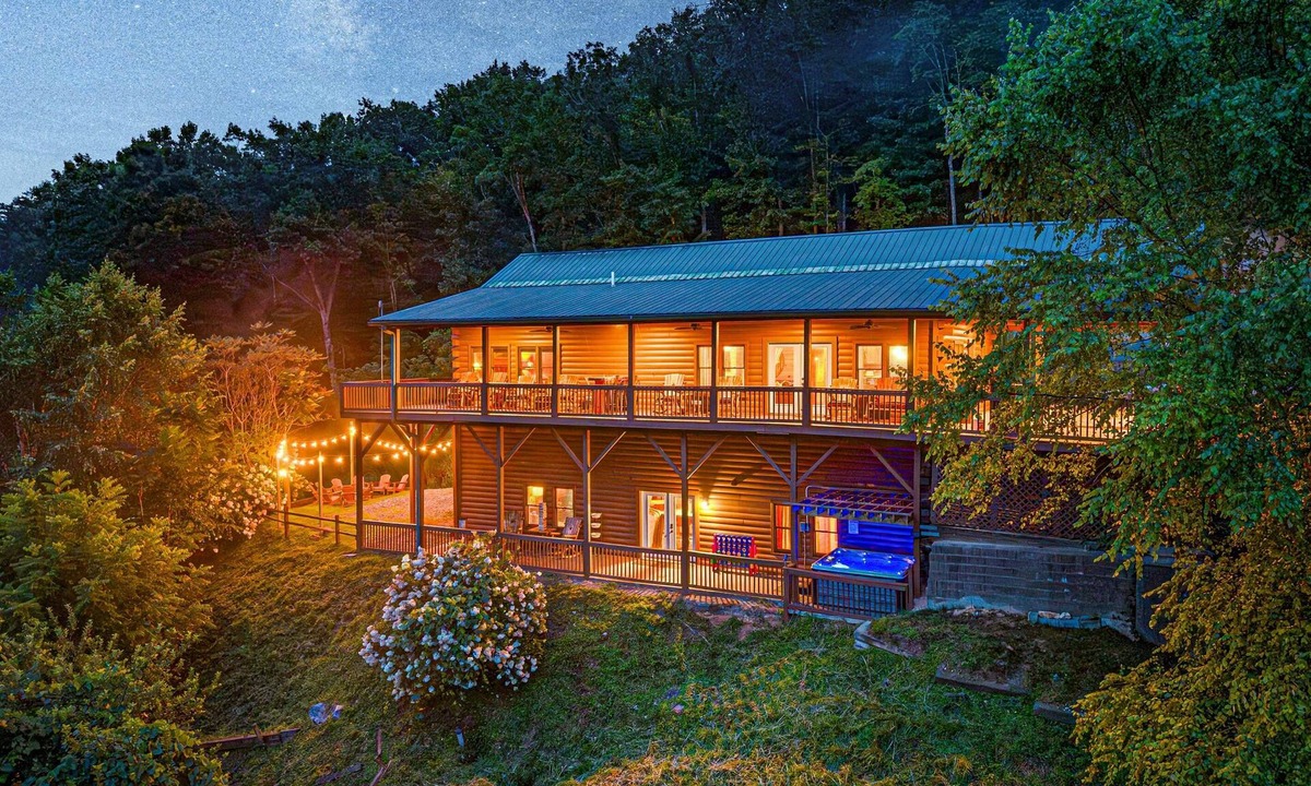 Whittier Cabin | Luxury 5BR Lodge | Smoky Views, Game Room, Hot Tub