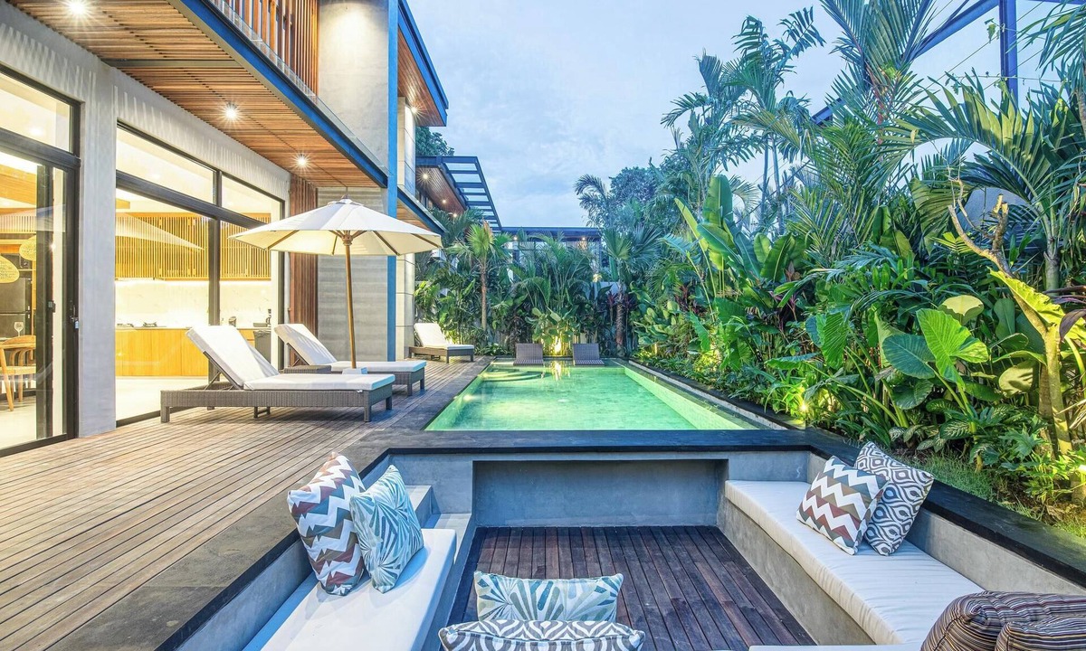 Batubelig House | Luxury 5BR Retreat, 400m from Café Del Mar Shore