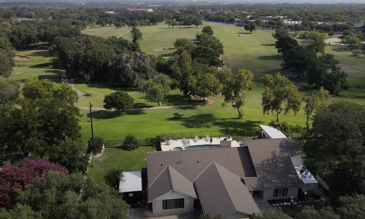 Pleasant Valley House | Luxury 5BR Retreat: Pool, Spa, Golf Views, Mins to Downtown, Rainey & Airport