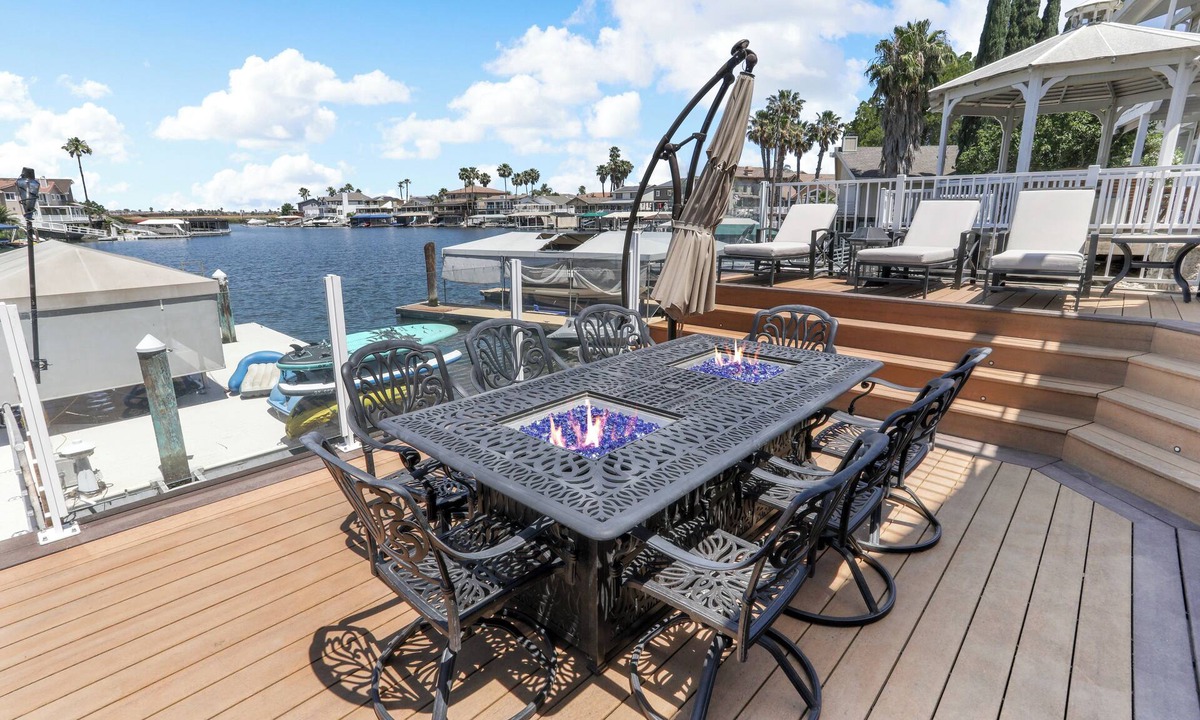 Discovery Bay House | Luxury 5BR Waterfront Getaway - Spa, Gym, Dock