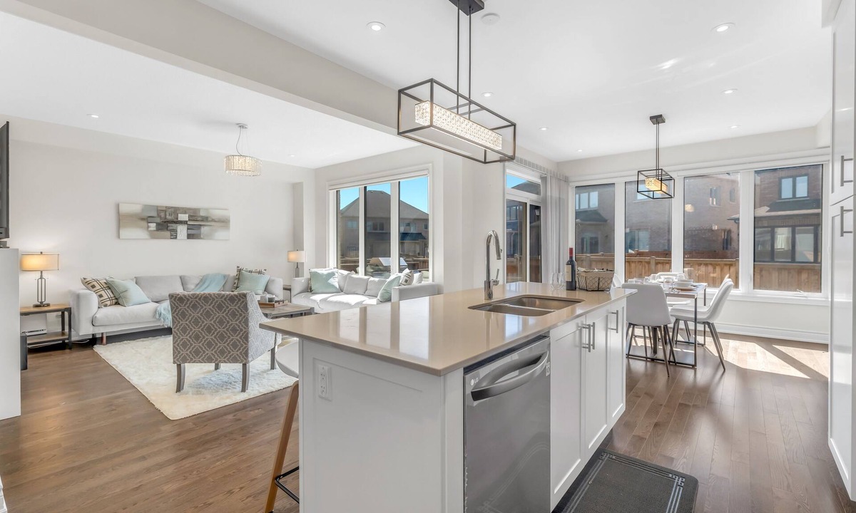 Norval House | Luxury 6 Bedroom - 4 Bathroom Detached Retreat BRAMPTON/MISSISSAUGA Border
